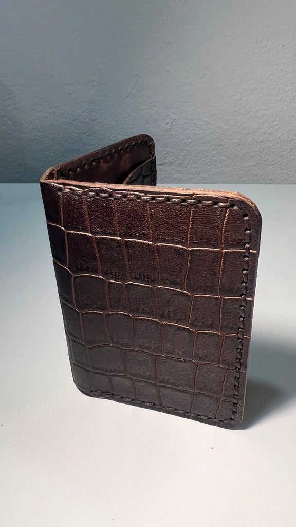 Porta cartões em Couro – Padrão Crocodilo Castanho