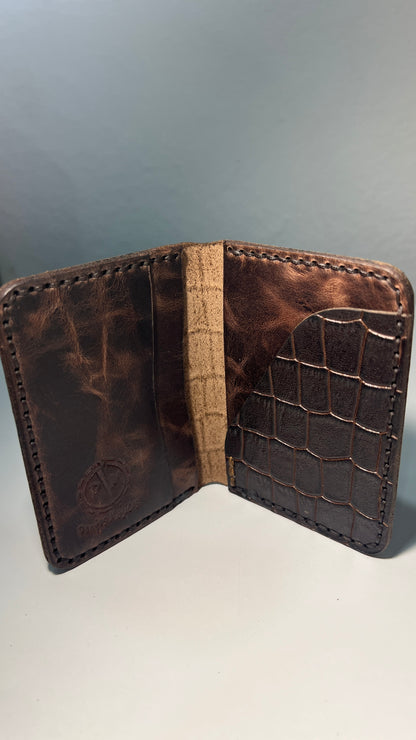 Porta cartões em Couro – Padrão Crocodilo Castanho