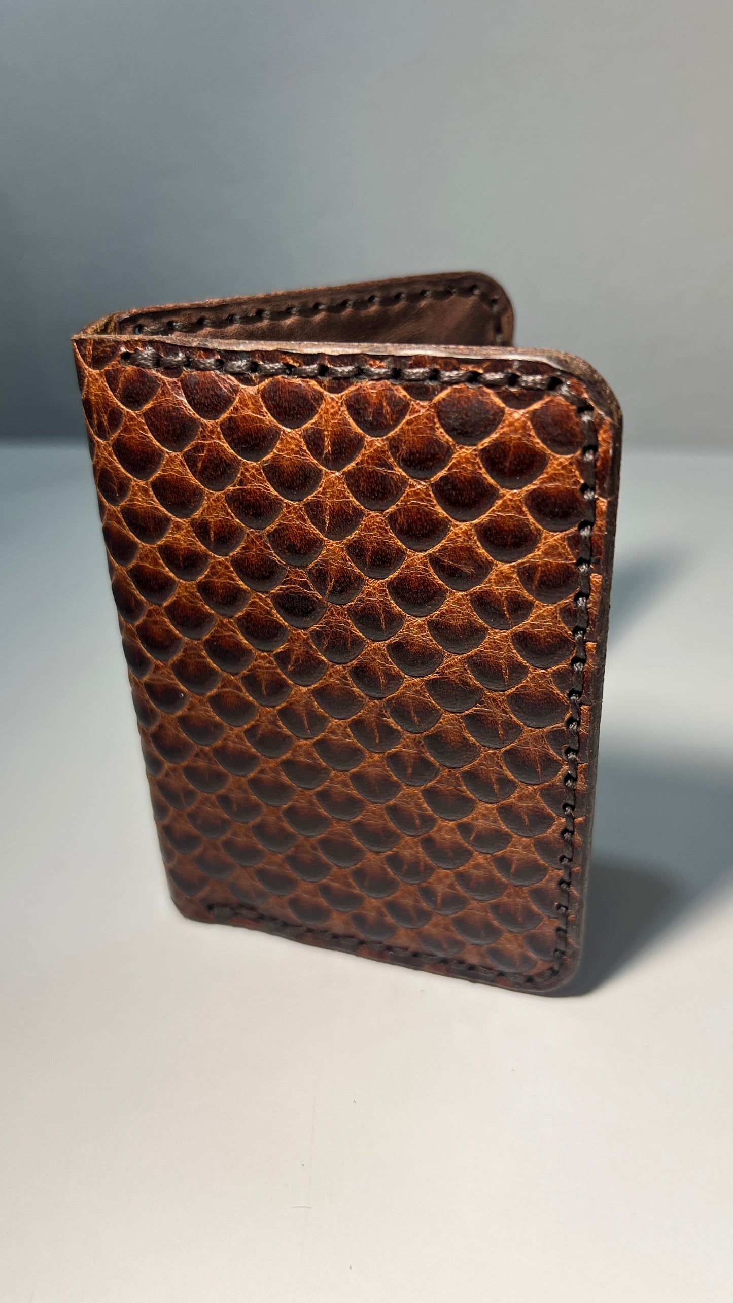 Porta Cartões em Couro - Padrão Castanho com Textura Escamada