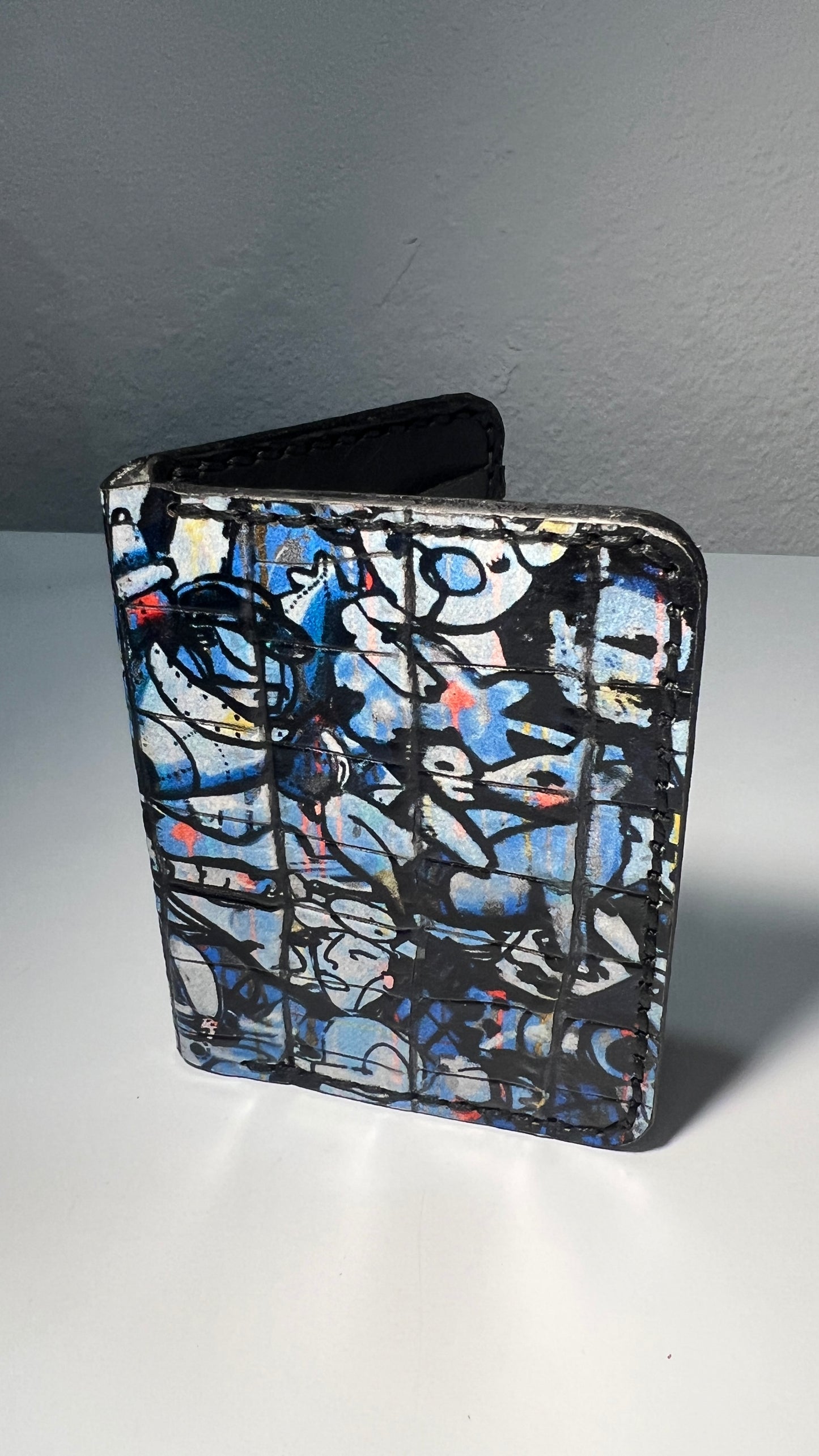 Porta Cartões em Couro  – Padrão Arte Urbana