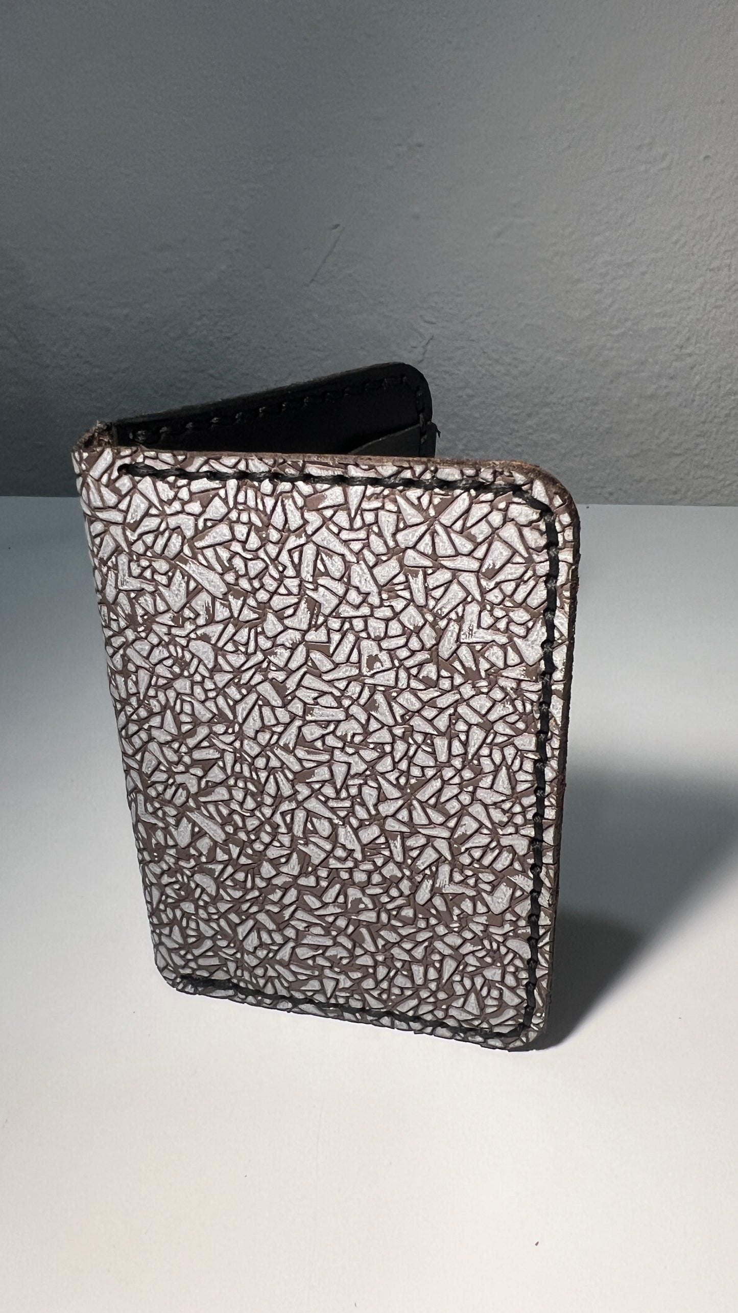 Porta Cartões em Couro - Padrão Cinza com Textura Abstrata