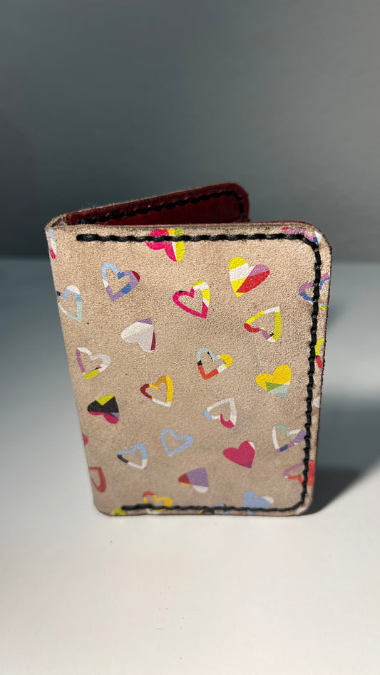 Porta Cartões em Couro  – Padrão Corações Coloridos