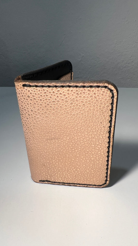 Porta Cartões em Couro - Padrão Rosa com Textura Granulada