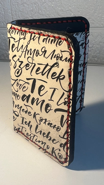 Porta Cartões em Couro “Amore Script II” – Edição Caligrafia Multilíngue