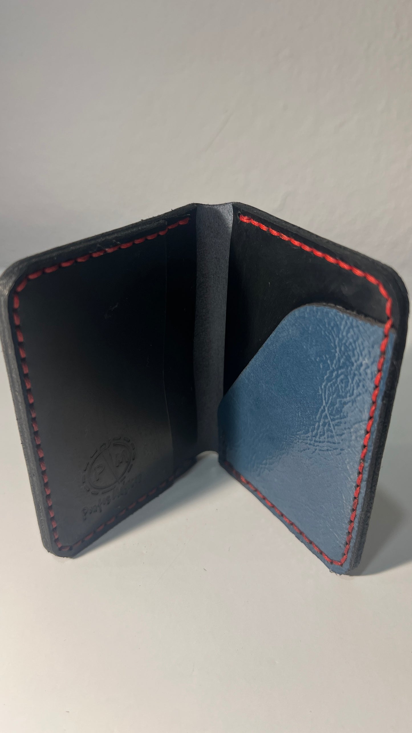 Porta Cartões em Couro - Azul com Costura Vermelha