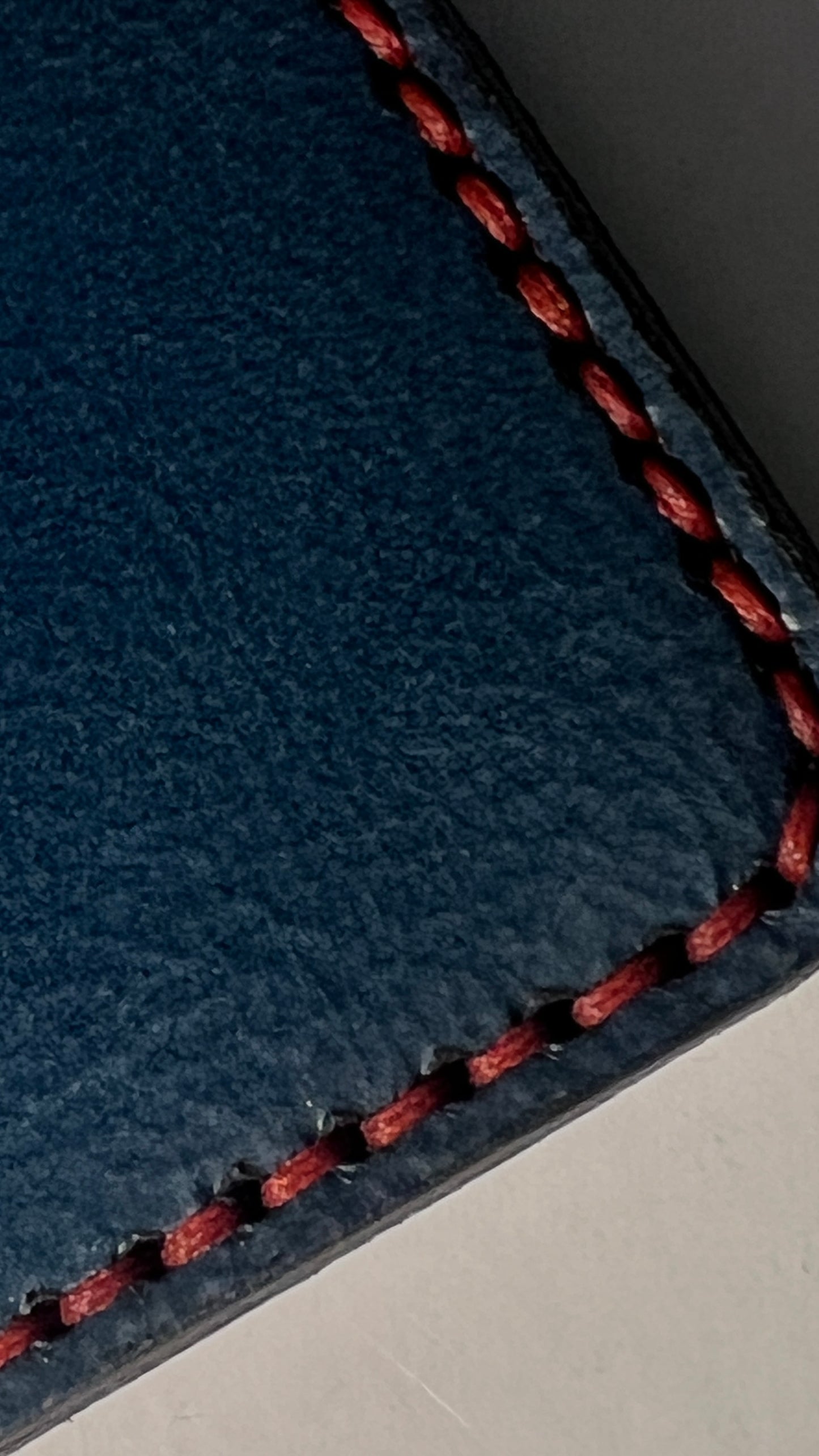 Porta Cartões em Couro - Azul com Costura Vermelha