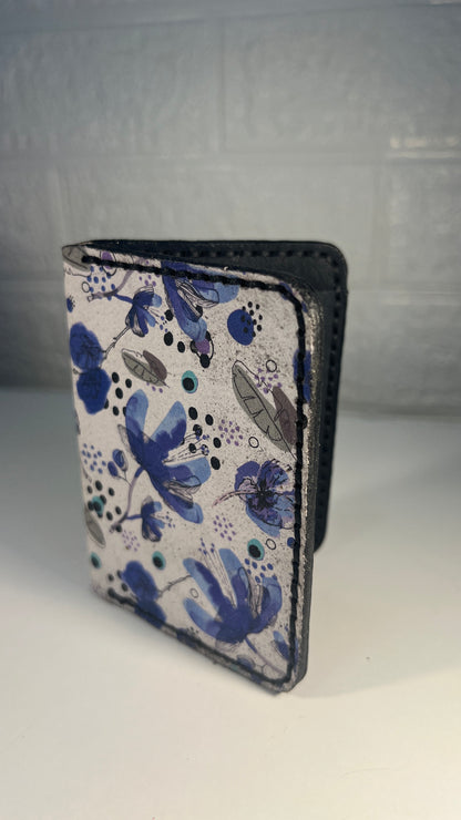 Porta Cartões em Couro “Blue Garden Edition” – Estampa Floral Azul