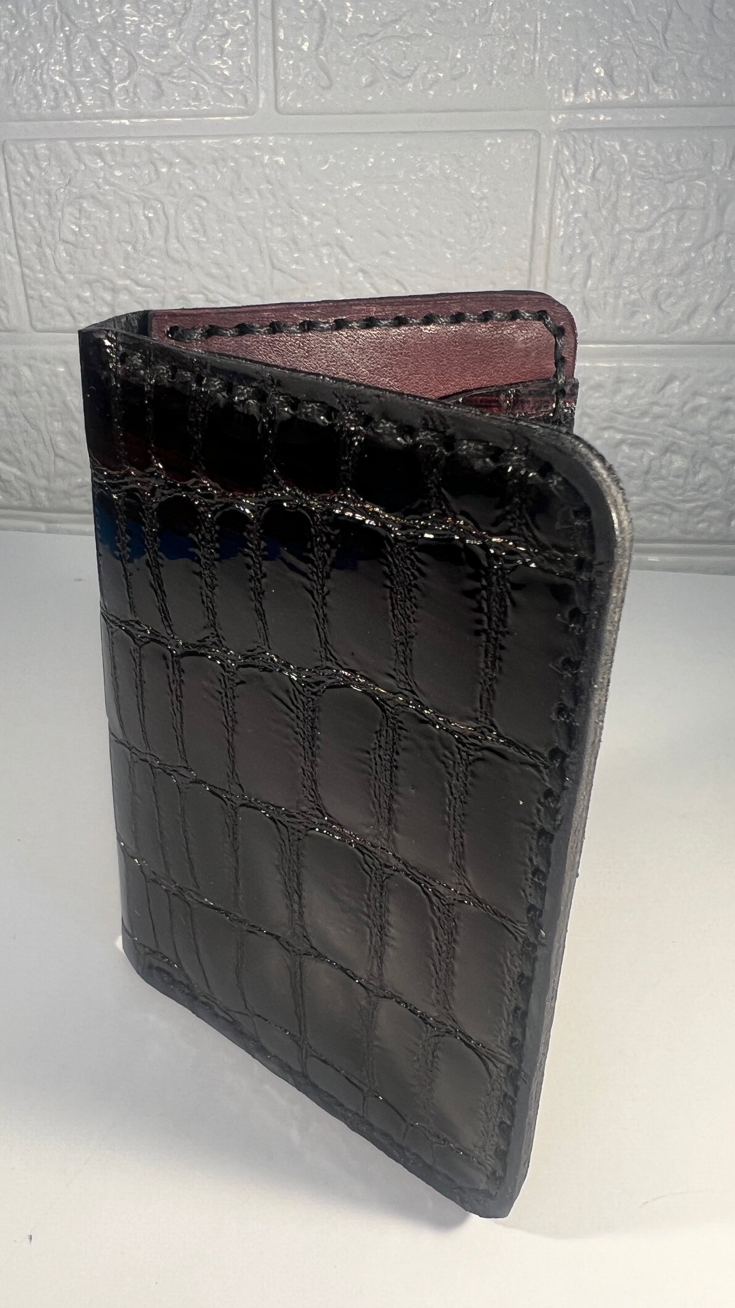 Porta Cartões em Couro “Bordeaux Croco” – Contraste Elegante com Textura Crocodilo