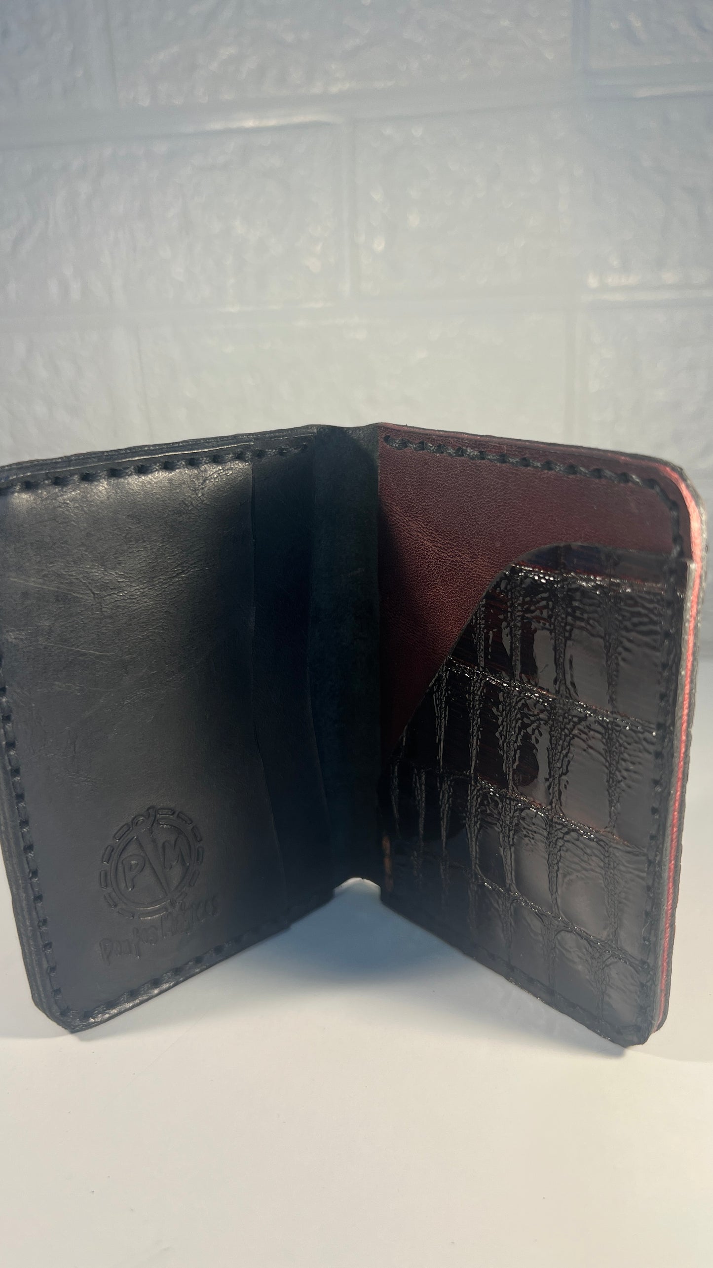 Porta Cartões em Couro “Bordeaux Croco” – Contraste Elegante com Textura Crocodilo