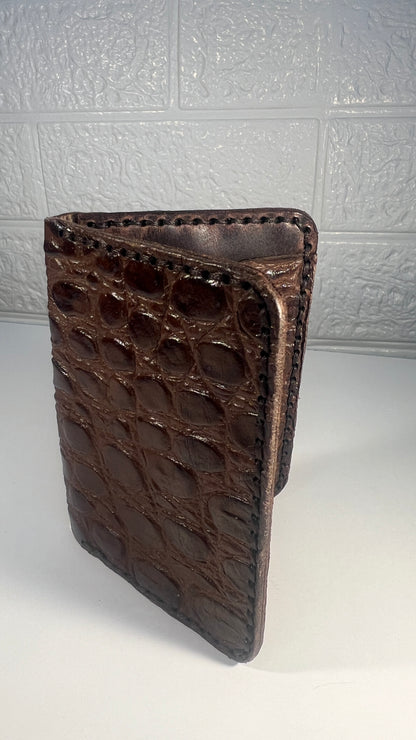 Porta Cartões em Couro “Café Croco” – Textura Croco em Tom Chocolate