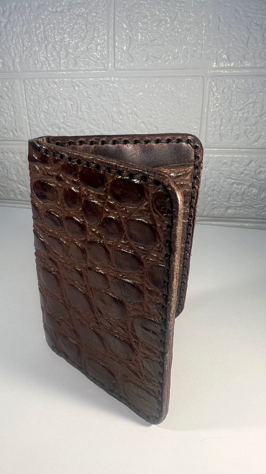 Porta Cartões em Couro “Café Croco” – Textura Croco em Tom Chocolate