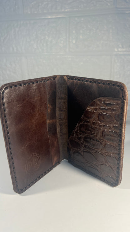 Porta Cartões em Couro “Café Croco” – Textura Croco em Tom Chocolate