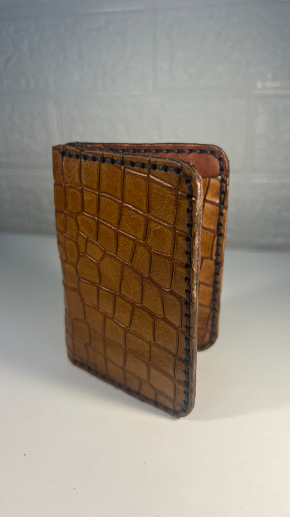Porta Cartões em Couro “Caramel Croco Classic” – Textura Crocodilo Caramelo