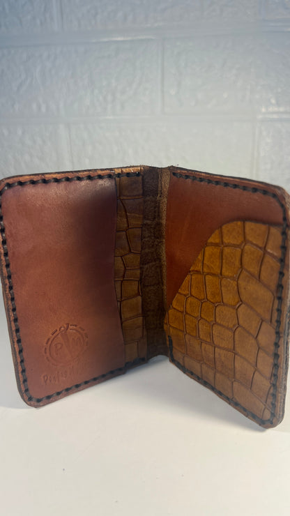 Porta Cartões em Couro “Caramel Croco Classic” – Textura Crocodilo Caramelo