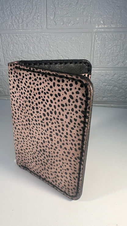 Porta Cartões em Couro “Dolce Vita Pink Dots” – Textura Rosa Pontilhada