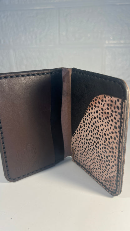 Porta Cartões em Couro “Dolce Vita Pink Dots” – Textura Rosa Pontilhada