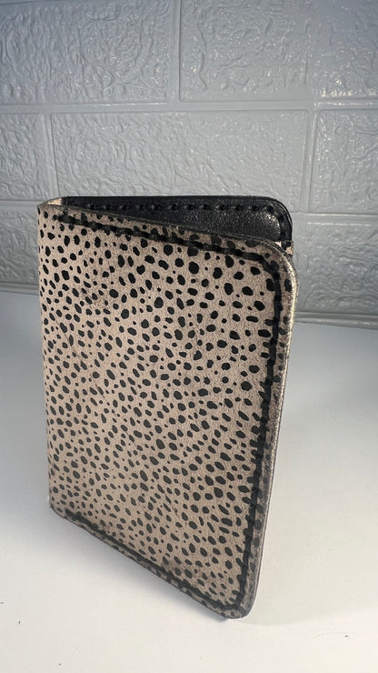 Porta Cartões em Couro “Dusk Stone” – Padrão Pontilhado Contemporâneo