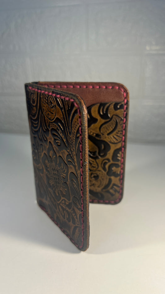 Porta Cartões em Couro “Floral Heritage” – Floral Dourado com Costura Rosa