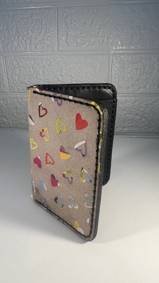 Porta Cartões em Couro “Hearts Love Edition” – Estampa Colorida e Divertida