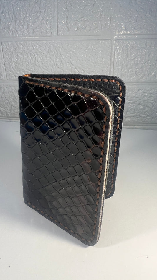 Porta Cartões em Couro “Noir Python” – Brilho Intenso e Distinção