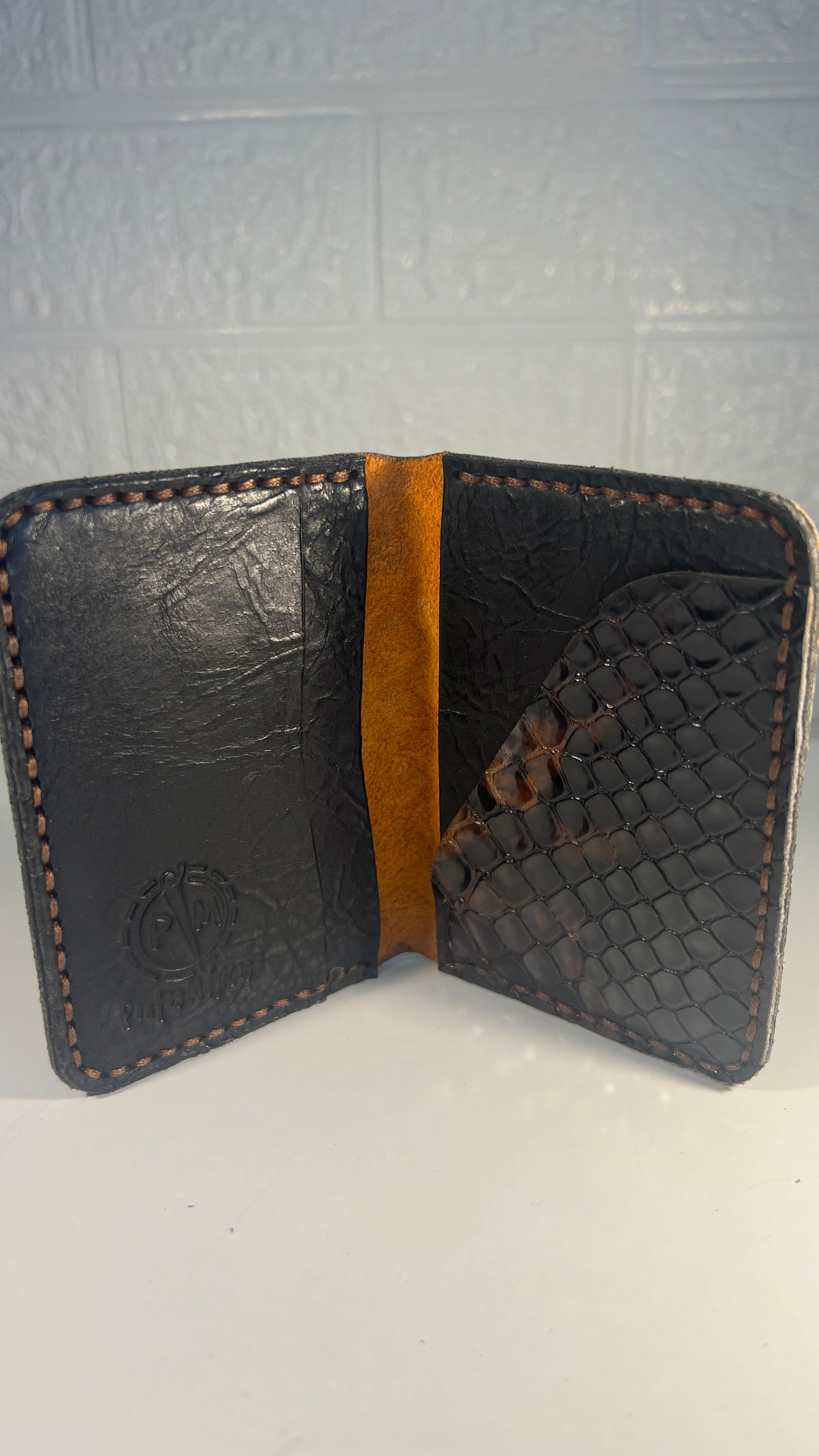 Porta Cartões em Couro “Noir Python” – Brilho Intenso e Distinção