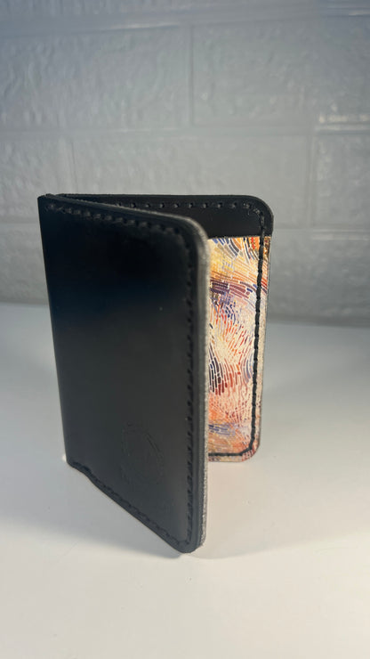 Porta Cartões em Couro “Black & Art” – Exterior Preto, Interior Artístico