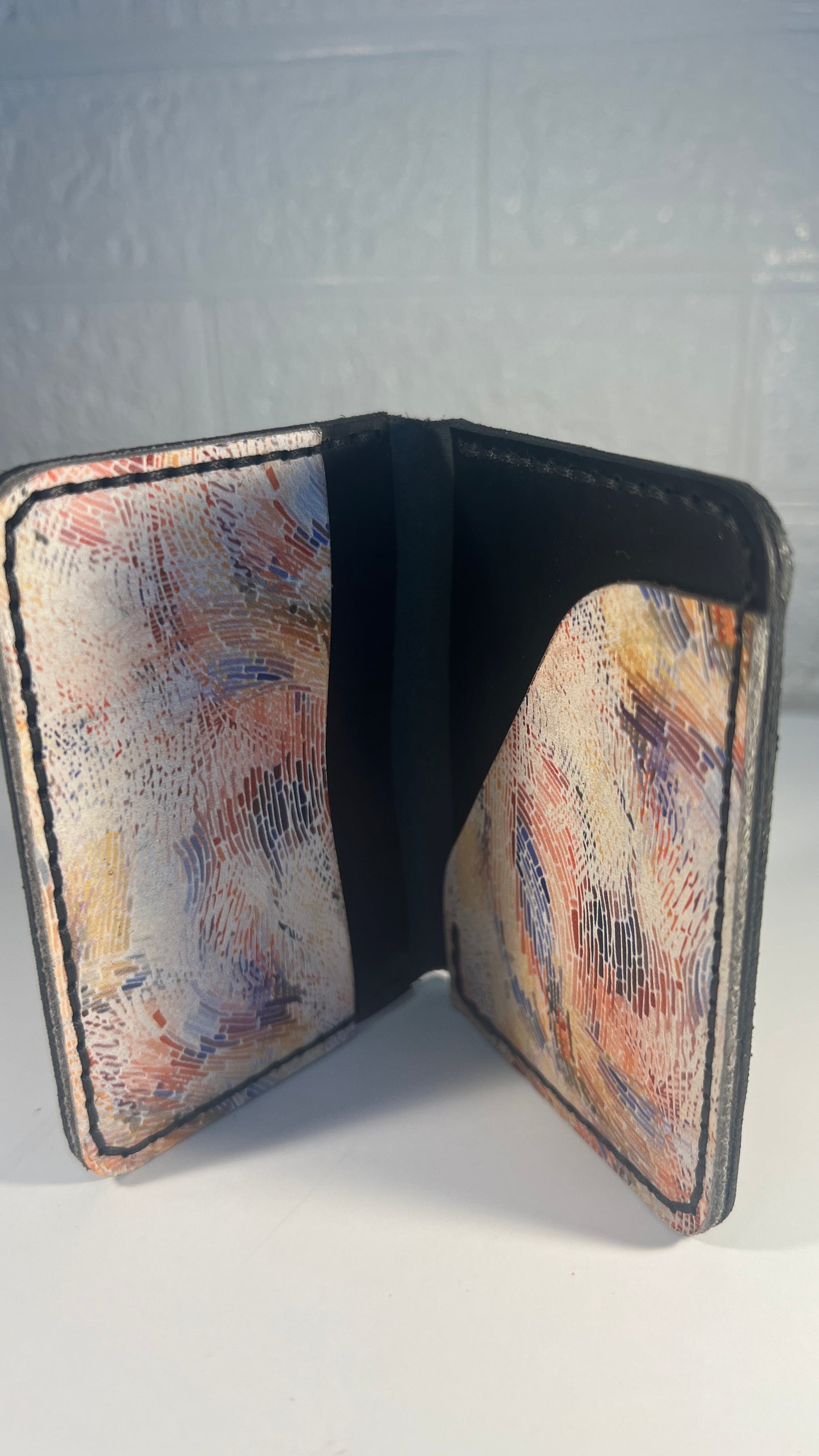 Porta Cartões em Couro “Black & Art” – Exterior Preto, Interior Artístico