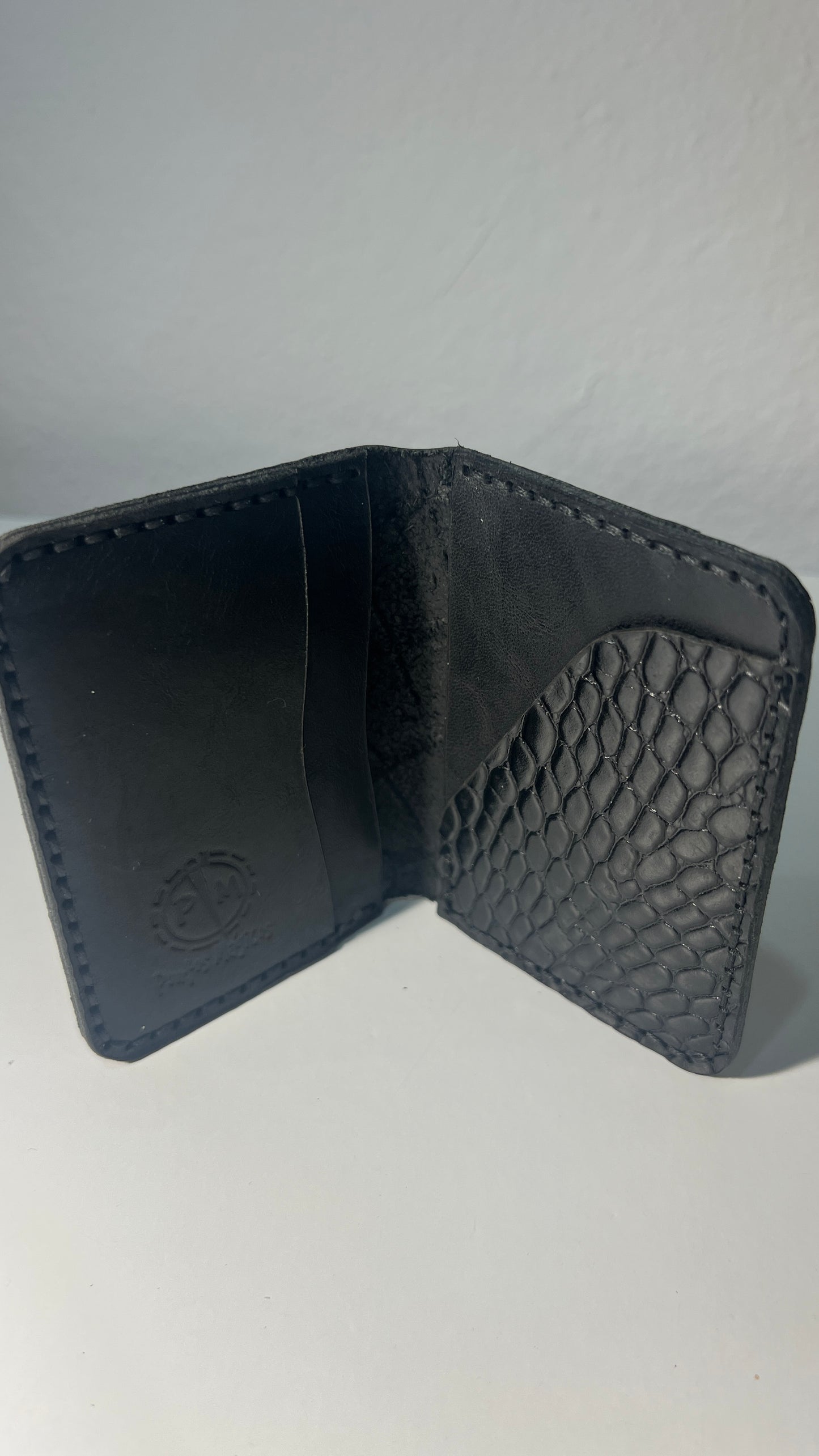 Porta Cartões em Couro - Preto Textura Crocodilo