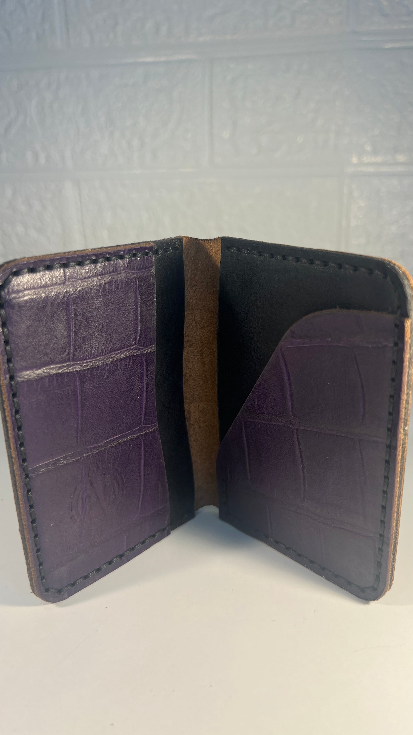 Porta Cartões em Couro “Purple Croco Deluxe” – Textura Crocodilo Roxo