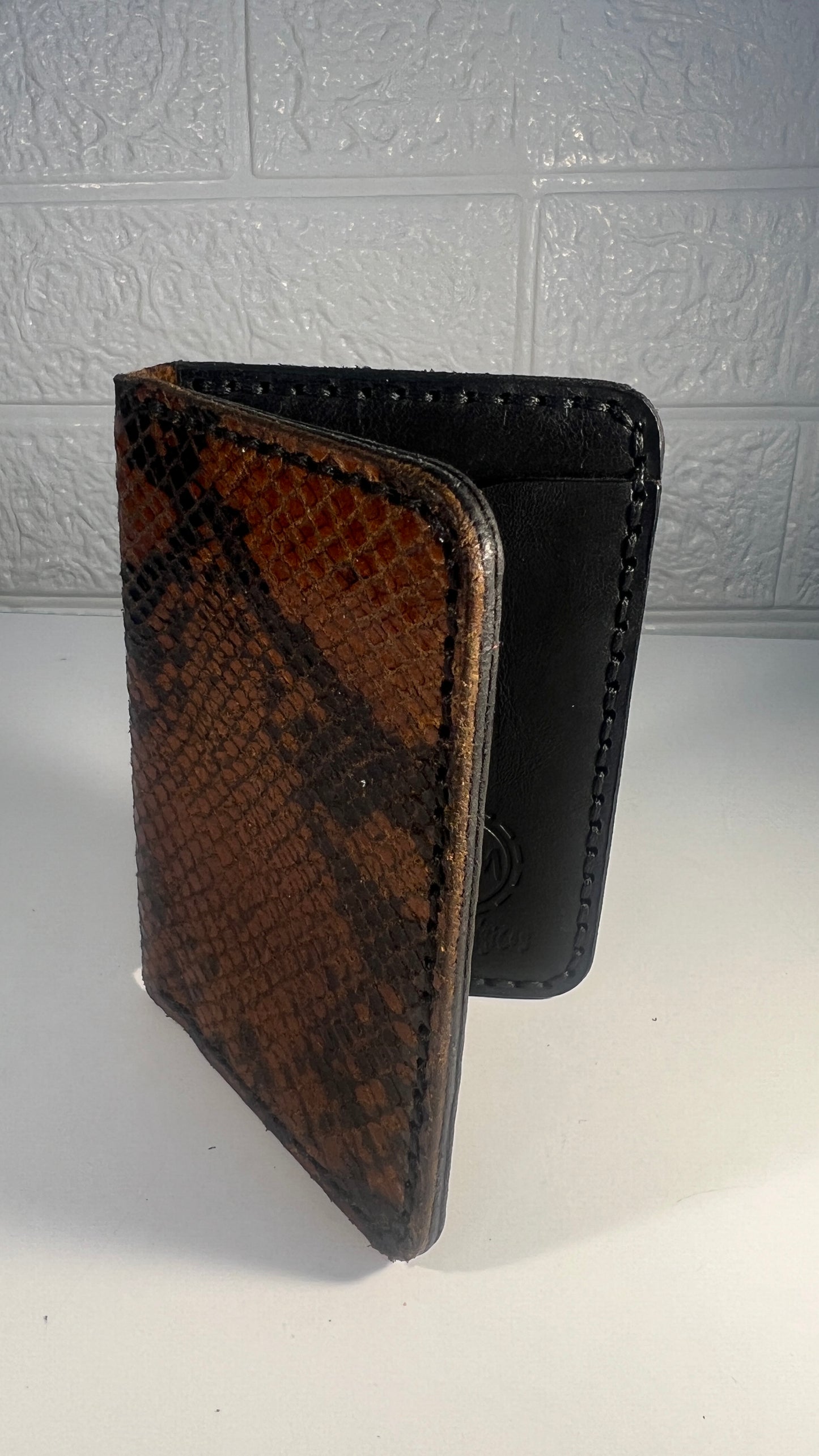 Porta Cartões em Couro “Python Terra” – Textura Natural em Tons Castanhos