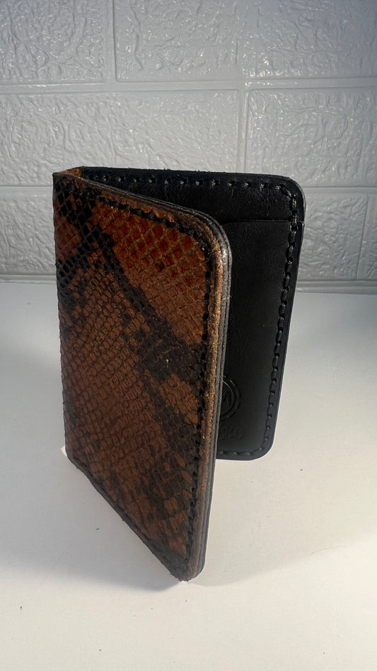 Porta Cartões em Couro “Python Terra” – Textura Natural em Tons Castanhos