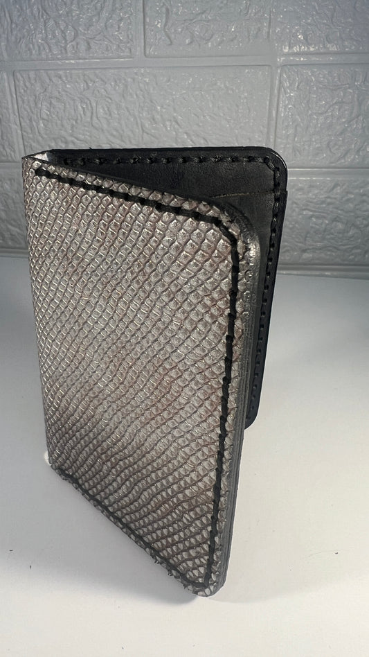 Porta Cartões em Couro “Silver Python” – Luxo Texturado em Prata