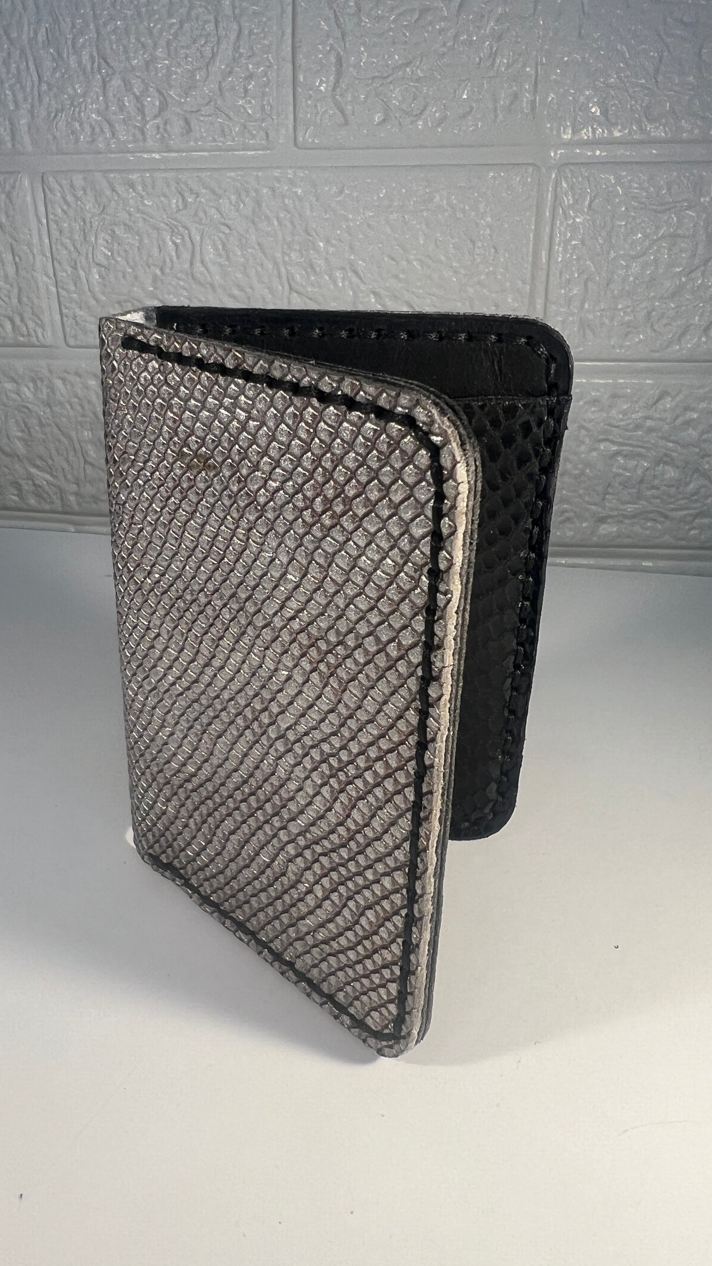 Porta Cartões em Couro “Silver Scale” – Textura Elegante em Tom Prateado