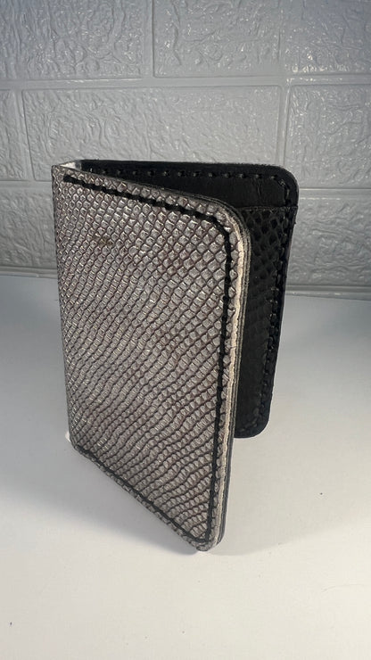 Porta Cartões em Couro “Silver Scale” – Textura Elegante em Tom Prateado