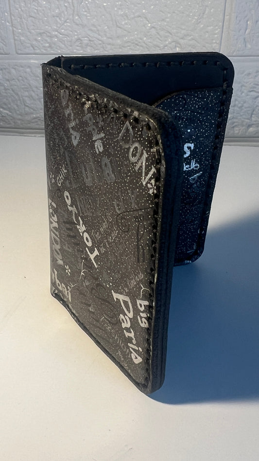 Porta Cartões em Couro “Urban Noir II” – Edição Arte Urbana em Preto e Cinza