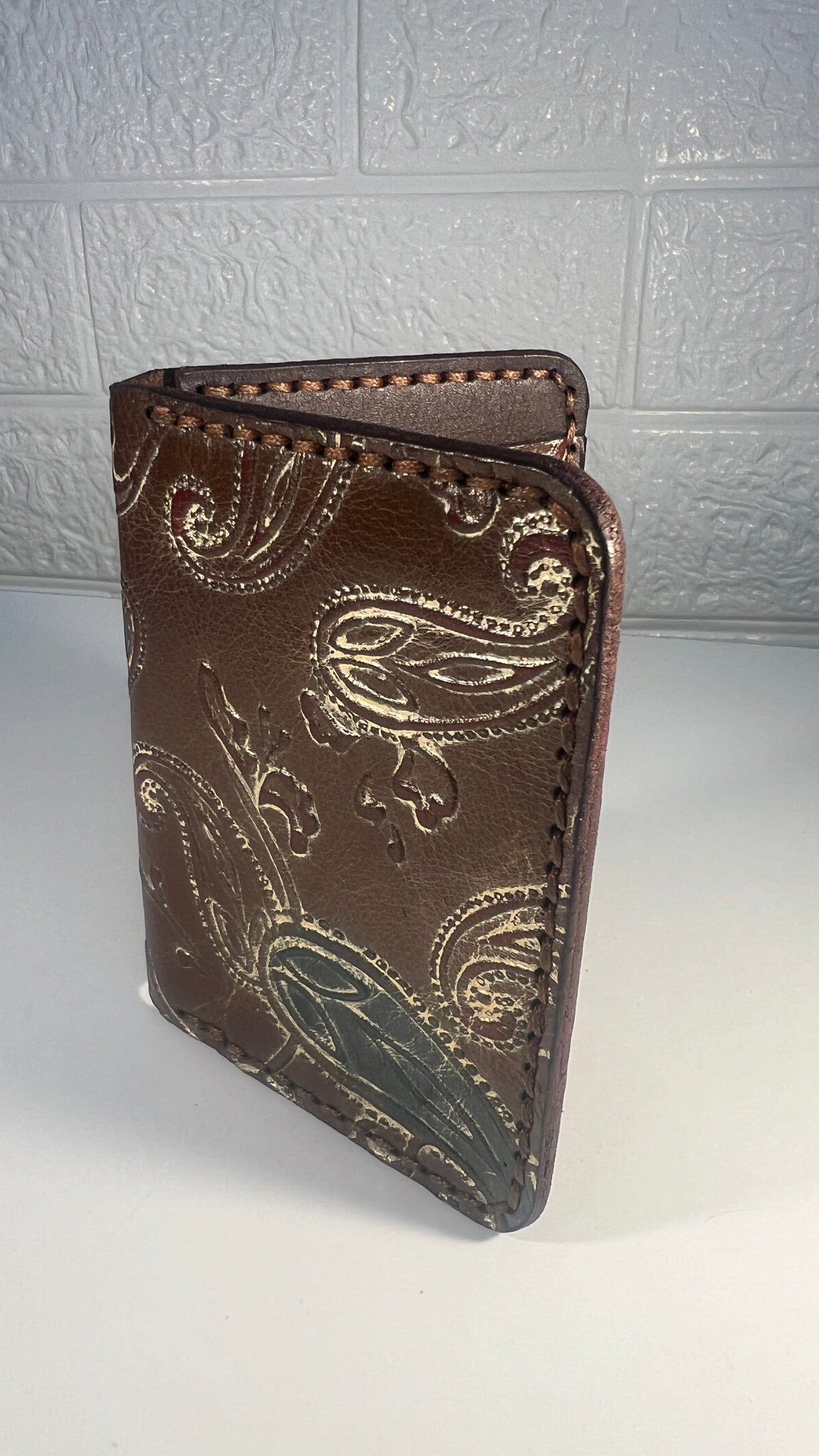 Porta Cartões em Couro “Vintage Arabesco” – Couro Castanho com Detalhes Dourados