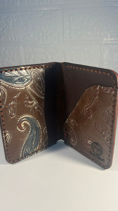 Porta Cartões em Couro “Vintage Arabesco” – Couro Castanho com Detalhes Dourados