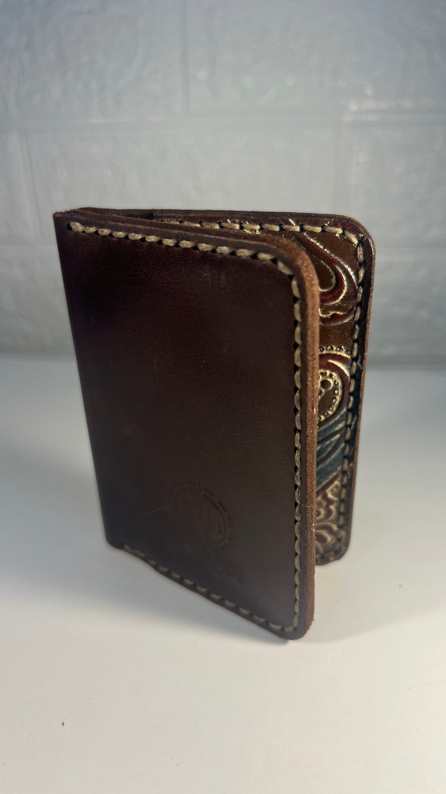 Porta Cartões em Couro “Vintage Classic” – Elegância Castanha Artesanal