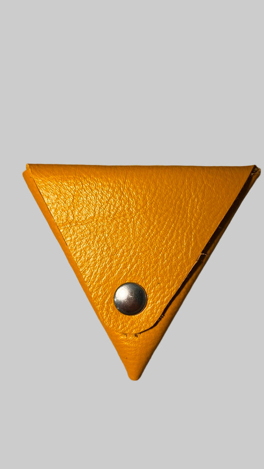 Porta Moedas Triangular em Couro – Amarelo Mostarda
