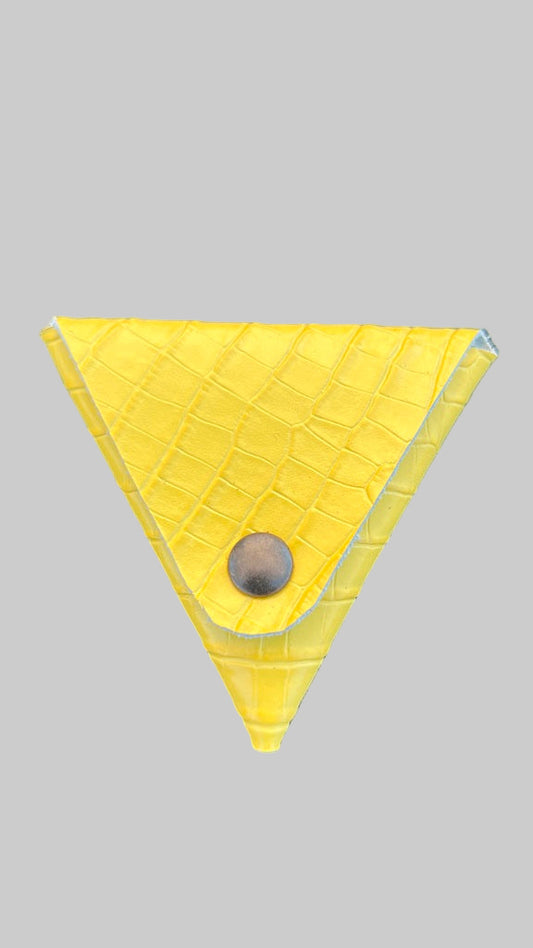 Porta Moedas Triangular em Couro – Amarelo Textura Crocodilo