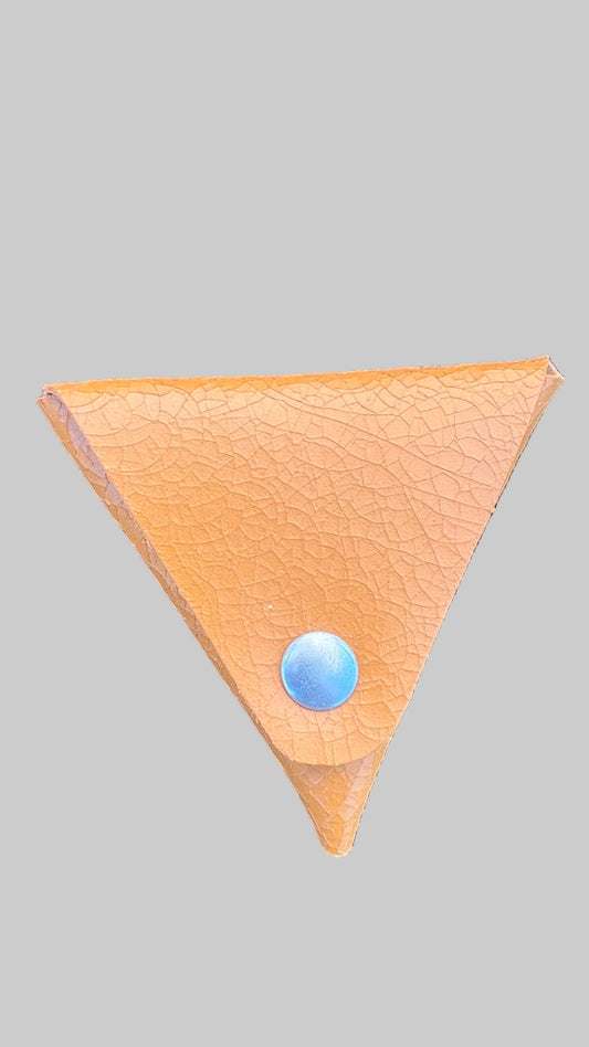 Porta Moedas Triangular em Couro – Camel Texturado