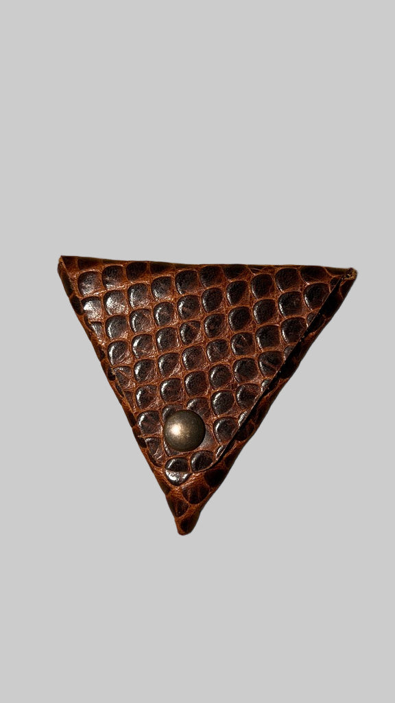 Porta Moedas Triangular em Couro – Castanho Texturado