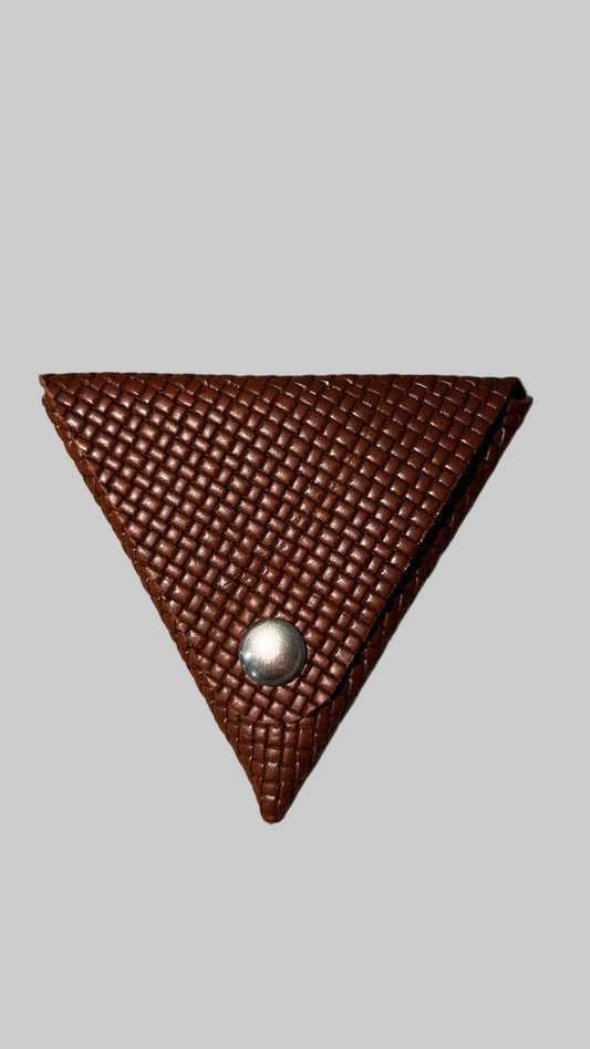 Porta Moedas Triangular em Couro – Castanho Trançado