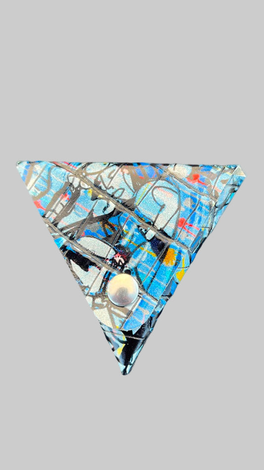 Porta Moedas Triangular em Couro - Padrão Arte Urbana