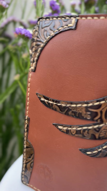 Carteira em Couro - com Aplicações Florais e Caveira