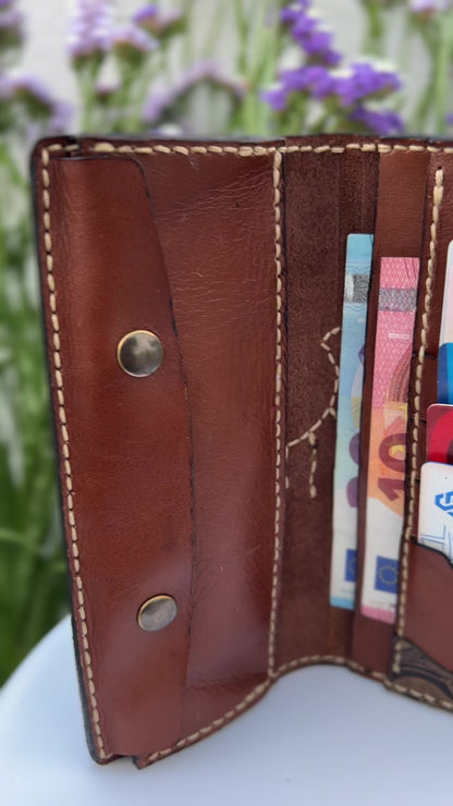 Carteira em Couro - com Aplicações Florais e Caveira