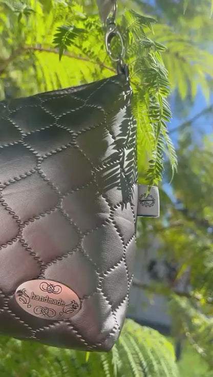 Bolsa em Tecido – Acolchoada Prateada com Alça Regulável